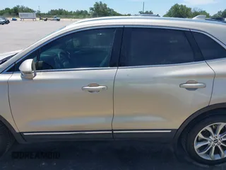 2017 Lincoln MKC Select z VIN 5LMCJ2C91HUL52596, wystawiony jako IAAI lot #42247931 z przebiegiem 81 126 mil mil oraz . Historia ofert i sprzedaży dostępna na DreamBid. Obrazek 14.
