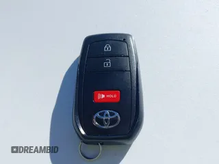 2023 Toyota Corolla Cross LE z VIN 7MUBAABG4PV062357, wystawiony jako IAAI lot #42616530 z przebiegiem 10 366 mil mil oraz . Historia ofert i sprzedaży dostępna na DreamBid. Obrazek 11.