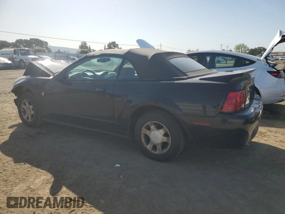 2000 Ford Mustang z VIN 1FAFP4442YF105843, wystawiony jako Copart lot #51977385 z przebiegiem 176 981 mil mil oraz Szkoda całkowita • Salvage title. Historia ofert i sprzedaży dostępna na DreamBid. Obrazek 2.