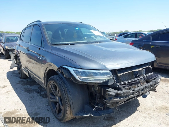 2023 Volkswagen Tiguan SE R-Line Black z VIN 3VVCB7AX1PM057201, wystawiony jako IAAI lot #41977239 z przebiegiem 84 840 mil mil oraz . Historia ofert i sprzedaży dostępna na DreamBid. Obrazek 1.