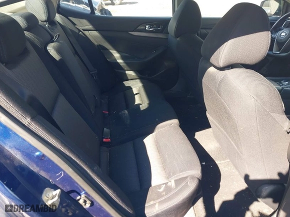 2017 Nissan Maxima SV with VIN 1N4AA6AP7HC391194, listed as a IAAI auction lot 41738273 with 105,222 mi miles. Bid and sale history available at carsss.com. Image 8.