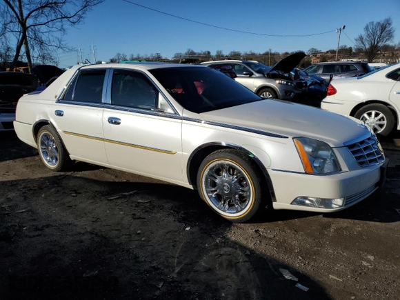 2011 Cadillac DTS z VIN 1G6KA5E6XBU109774, wystawiony jako Copart lot #45548595 z przebiegiem 90 356 mil mil oraz Szkoda całkowita • Salvage title. Historia ofert i sprzedaży dostępna na DreamBid. Obrazek 4.