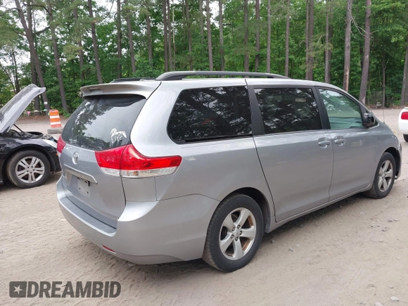 2012 Toyota Sienna LE AAS z VIN 5TDKK3DC7CS222416, wystawiony jako IAAI lot #42360994 z przebiegiem 241 498 mil mil oraz . Historia ofert i sprzedaży dostępna na DreamBid. Obrazek 4.
