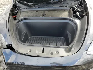 2024 Tesla Model Y Long Range z VIN 7SAYGAEE1RF107617, wystawiony jako Copart lot #48224405 z przebiegiem 10 637 mil mil oraz Szkoda całkowita • Salvage title. Historia ofert i sprzedaży dostępna na DreamBid. Obrazek 14.
