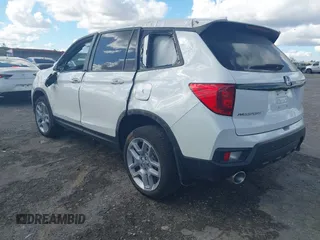 2025 Honda Passport EX-L z VIN 5FNYF8H52SB001266, wystawiony jako IAAI lot #41655256 z przebiegiem 5622 mil mil oraz . Historia ofert i sprzedaży dostępna na DreamBid. Obrazek 3.