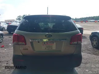 2013 Kia Sorento EX с VIN 5XYKU3A62DG371176, выставлен на аукционе IAAI как лот 42469423 с пробегом 199 505 миль миль и . История ставок и продаж доступна на DreamBid. Изображение 16.