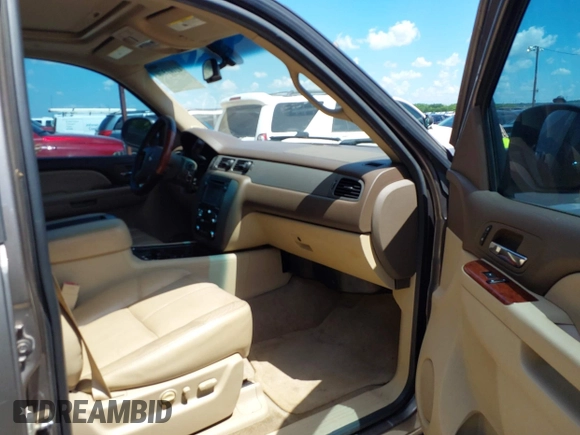2013 Chevrolet Suburban LT with VIN 1GNSCJE03DR337592, listed as a IAAI auction lot 42101370 with 204,311 mi miles. Bid and sale history available at carsss.com. Image 5.