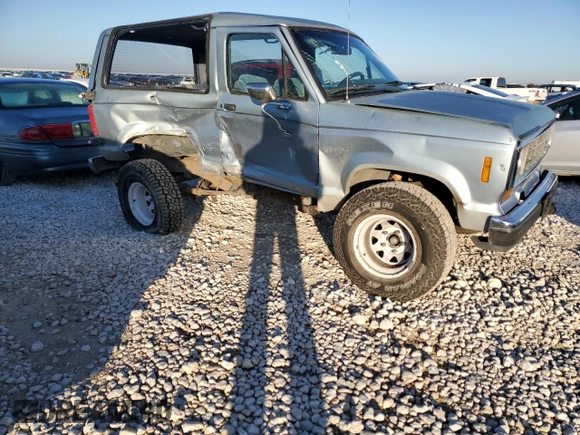 1987 Ford Bronco z VIN 1FMCU12T1HUA12785, wystawiony jako Copart lot #85747984 z przebiegiem Nie podano mil oraz Szkoda całkowita • Salvage title. Historia ofert i sprzedaży dostępna na DreamBid. Obrazek 4.