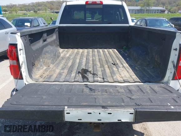 2015 GMC Sierra 2500HD Denali z VIN 1GT120E8XFF121170, wystawiony jako IAAI lot #42051421 z przebiegiem Nie podano mil oraz . Historia ofert i sprzedaży dostępna na DreamBid. Obrazek 12.