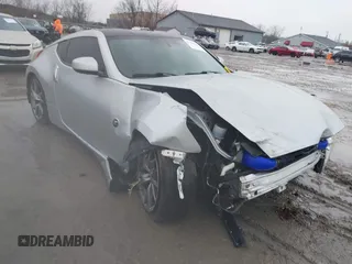 2013 Nissan 370Z z VIN JN1AZ4EH7DM381296, wystawiony jako IAAI lot #41989055 z przebiegiem 42 648 mil mil oraz . Historia ofert i sprzedaży dostępna na DreamBid. Obrazek 1.