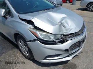 2017 Chevrolet Cruze LS z VIN 1G1BC5SM6H7121852, wystawiony jako IAAI lot #42354416 z przebiegiem 186 246 mil mil oraz . Historia ofert i sprzedaży dostępna na DreamBid. Obrazek 6.