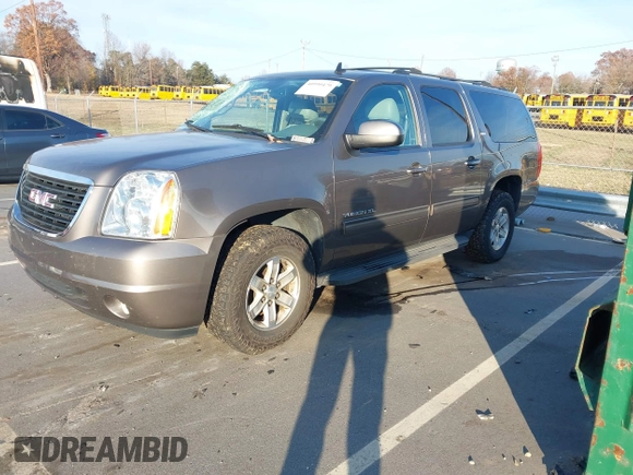 2014 GMC Yukon XL SLT with VIN 1GKS1KE06ER127515, listed as a IAAI auction lot 40990479 with 236,725 mi miles. Bid and sale history available at carsss.com. Image 2.