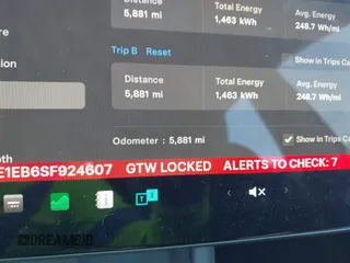 2025 Tesla Model 3 Long Range z VIN 5YJ3E1EB6SF924607, wystawiony jako IAAI lot #42255758 z przebiegiem 5 881 mil mil oraz . Historia ofert i sprzedaży dostępna na DreamBid. Obrazek 14.