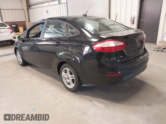 2018 Ford Fiesta SE z VIN 3FADP4BJ3JM141658, wystawiony jako IAAI lot #41737201 z przebiegiem 92 078 mil mil oraz . Historia ofert i sprzedaży dostępna na DreamBid. Obrazek 3.