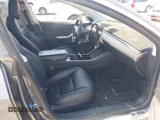 2020 Tesla Model 3 Standard Range Plus z VIN 5YJ3E1EA4LF597181, wystawiony jako IAAI lot #42283159 z przebiegiem 109 993 mil mil oraz . Historia ofert i sprzedaży dostępna na DreamBid. Obrazek 5.