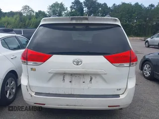2011 Toyota Sienna LE AAS z VIN 5TDKK3DC7BS051343, wystawiony jako IAAI lot #42611095 z przebiegiem 211 223 mil mil oraz . Historia ofert i sprzedaży dostępna na DreamBid. Obrazek 16.