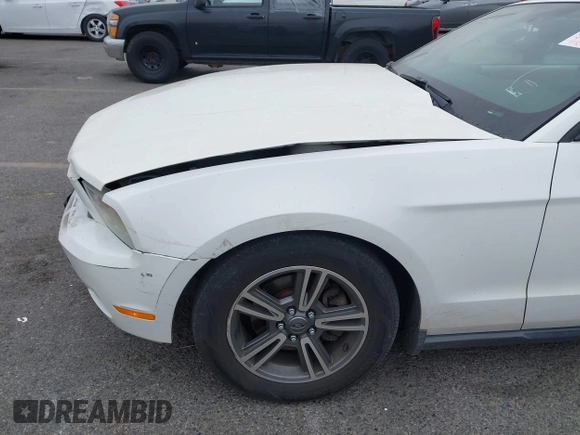 2011 Ford Mustang V6 z VIN 1ZVBP8AM6B5123048, wystawiony jako IAAI lot #42580989 z przebiegiem 192 185 mil mil oraz . Historia ofert i sprzedaży dostępna na DreamBid. Obrazek 12.