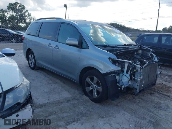 2015 Toyota Sienna LE AAS z VIN 5TDKK3DCXFS653627, wystawiony jako IAAI lot #41477920 z przebiegiem Nie podano mil oraz . Historia ofert i sprzedaży dostępna na DreamBid. Obrazek 1.