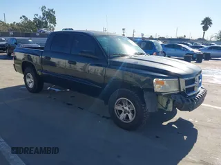 2008 Dodge Dakota Bighorn/Lonestar z VIN 1D7HE38K58S626158, wystawiony jako IAAI lot #41348853 z przebiegiem 116 903 mil mil oraz . Historia ofert i sprzedaży dostępna na DreamBid. Obrazek 1.