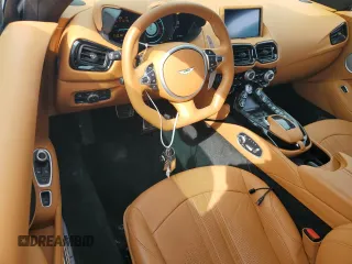 2023 Aston Martin Vantage z VIN SCFSMGBW9PGP08760, wystawiony jako Copart lot #74983814 z przebiegiem 1916 mil mil oraz Nie do naprawy. Historia ofert i sprzedaży dostępna na DreamBid. Obrazek 8.