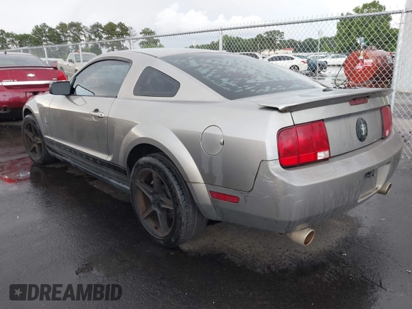 2008 Ford Mustang Deluxe z VIN 1ZVHT80N585103088, wystawiony jako IAAI lot #42473802 z przebiegiem 108 155 mil mil oraz . Historia ofert i sprzedaży dostępna na DreamBid. Obrazek 3.
