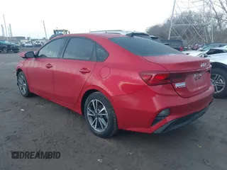 2023 Kia Forte LXS z VIN 3KPF24AD5PE627131, wystawiony jako IAAI lot #41183988 z przebiegiem 26 062 mil mil oraz . Historia ofert i sprzedaży dostępna na DreamBid. Obrazek 3.