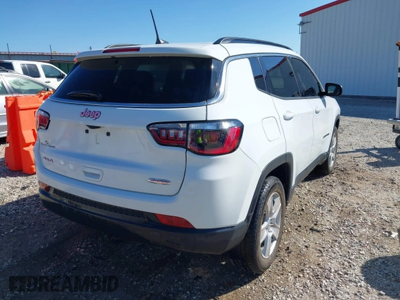 2022 Jeep Compass Latitude z VIN 3C4NJDBB2NT236443, wystawiony jako IAAI lot #42030411 z przebiegiem 57 223 mil mil oraz . Historia ofert i sprzedaży dostępna na DreamBid. Obrazek 4.