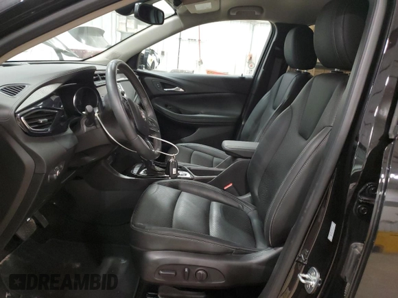 2022 Buick Encore GX Essence с VIN KL4MMGSLXNB090950, выставлен на аукционе Copart как лот 52692915 с пробегом 36 353 миль миль и Списание • Salvage title. История ставок и продаж доступна на DreamBid. Изображение 7.
