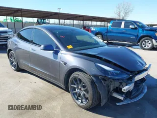 2022 Tesla Model 3 Long Range z VIN 5YJ3E1EB9NF197127, wystawiony jako IAAI lot #41366323 z przebiegiem 56 559 mil mil oraz . Historia ofert i sprzedaży dostępna na DreamBid. Obrazek 1.