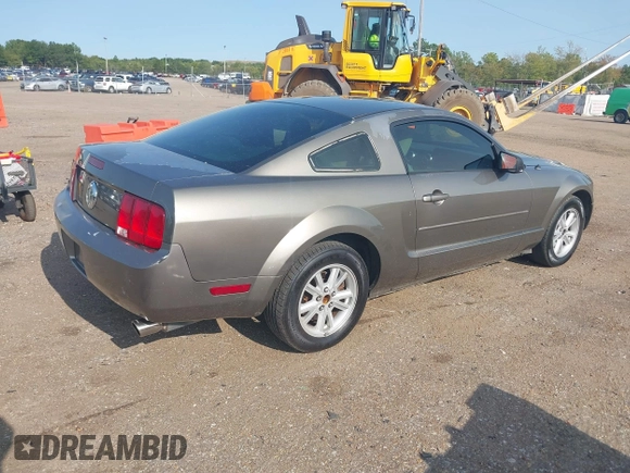 2005 Ford Mustang Deluxe z VIN 1ZVFT80N155216037, wystawiony jako IAAI lot #40280504 z przebiegiem 247 066 mil mil oraz . Historia ofert i sprzedaży dostępna na DreamBid. Obrazek 4.