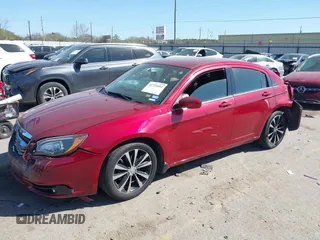 2014 Chrysler 200 Touring z VIN 1C3CCBBG4EN187283, wystawiony jako IAAI lot #41735592 z przebiegiem 141 289 mil mil oraz . Historia ofert i sprzedaży dostępna na DreamBid. Obrazek 17.