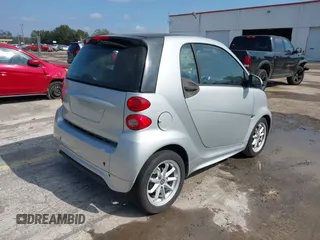 2012 Smart fortwo Pure z VIN WMEEJ3BA1CK560131, wystawiony jako IAAI lot #41540976 z przebiegiem 58 962 mil mil oraz . Historia ofert i sprzedaży dostępna na DreamBid. Obrazek 4.