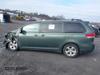 2013 Toyota Sienna LE AAS z VIN 5TDKK3DC9DS334815, wystawiony jako IAAI lot #41589497 z przebiegiem 223 674 mil mil oraz . Historia ofert i sprzedaży dostępna na DreamBid. Obrazek 14.