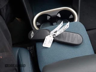 2025 MINI Countryman S z VIN WMZ23GA06S7P27483, wystawiony jako IAAI lot #42043477 z przebiegiem 3 781 mil mil oraz . Historia ofert i sprzedaży dostępna na DreamBid. Obrazek 11.