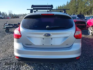2014 Ford Focus SE z VIN 1FADP3K24EL399942, wystawiony jako IAAI lot #41697216 z przebiegiem 112 393 mil mil oraz . Historia ofert i sprzedaży dostępna na DreamBid. Obrazek 17.