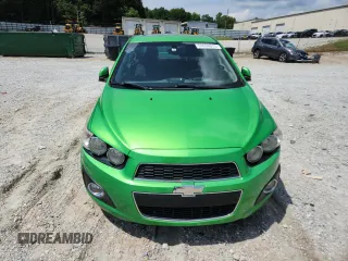 2015 Chevrolet Sonic LT z VIN 1G1JC5SH2F4145840, wystawiony jako Copart lot #59638075 z przebiegiem 101 521 mil mil oraz Czysty tytuł • Clean title. Historia ofert i sprzedaży dostępna na DreamBid. Obrazek 5.