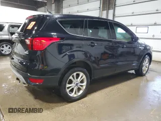 2019 Ford Escape SE z VIN 1FMCU9GD0KUA70135, wystawiony jako Copart lot #52235935 z przebiegiem 107 794 mil mil oraz Czysty tytuł • Clean title. Historia ofert i sprzedaży dostępna na DreamBid. Obrazek 3.