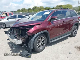 2019 Toyota Highlander LE z VIN 5TDZARFH5KS054593, wystawiony jako IAAI lot #41891885 z przebiegiem 131 351 mil mil oraz . Historia ofert i sprzedaży dostępna na DreamBid. Obrazek 18.