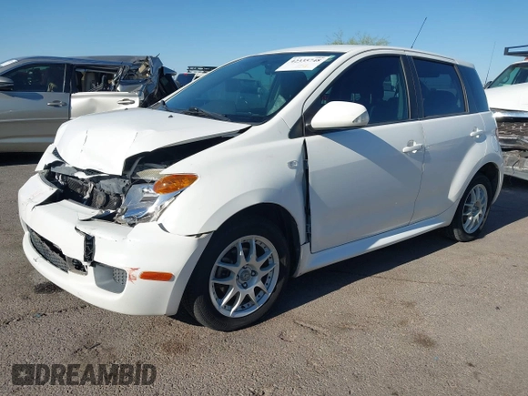 2006 Scion xA z VIN JTKKT624365020332, wystawiony jako IAAI lot #42335748 z przebiegiem 103 621 mil mil oraz . Historia ofert i sprzedaży dostępna na DreamBid. Obrazek 2.