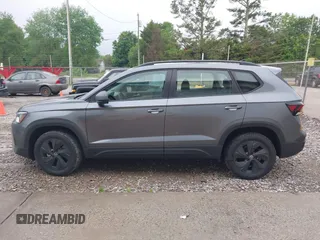 2025 Volkswagen Taos z VIN 3VV5C7B24SM004848, wystawiony jako IAAI lot #42118721 z przebiegiem 6378 mil mil oraz . Historia ofert i sprzedaży dostępna na DreamBid. Obrazek 14.