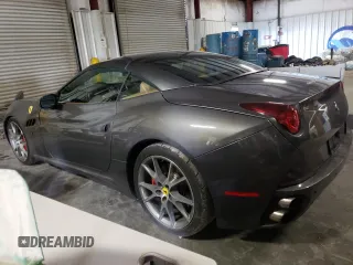 2010 Ferrari California z VIN ZFF65LJA8A0168430, wystawiony jako Copart lot #50759965 z przebiegiem 26 006 mil mil oraz Szkody całkowita. Historia ofert i sprzedaży dostępna na DreamBid. Obrazek 2.