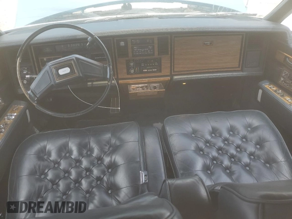 1985 Cadillac Seville z VIN 1G6KS6985FE825187, wystawiony jako Copart lot #54197375 z przebiegiem 2 706 mil mil oraz Czysty tytuł • Clean title. Historia ofert i sprzedaży dostępna na DreamBid. Obrazek 8.