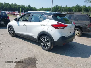 2018 Nissan Kicks SV z VIN 3N1CP5CU3JL519149, wystawiony jako IAAI lot #42459395 z przebiegiem 71 768 mil mil oraz . Historia ofert i sprzedaży dostępna na DreamBid. Obrazek 3.
