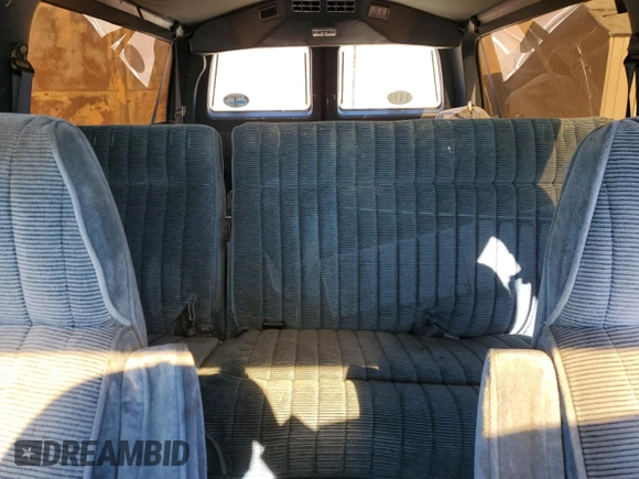 1991 Chevrolet Suburban z VIN 1GNGR26N2MF124400, wystawiony jako Copart lot #85809994 z przebiegiem 160 922 mil mil oraz Czysty tytuł • Clean title. Historia ofert i sprzedaży dostępna na DreamBid. Obrazek 10.