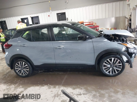 2023 Nissan Kicks SV z VIN 3N1CP5CVXPL509574, wystawiony jako IAAI lot #41717716 z przebiegiem 13 189 mil mil oraz . Historia ofert i sprzedaży dostępna na DreamBid. Obrazek 14.