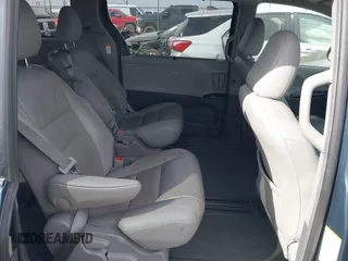 2017 Toyota Sienna XLE Auto Access Seat with VIN 5TDYZ3DC1HS888393, listed as a IAAI auction lot 41572093 with 95,290 mi miles. Bid and sale history available at carsss.com. Image 8.