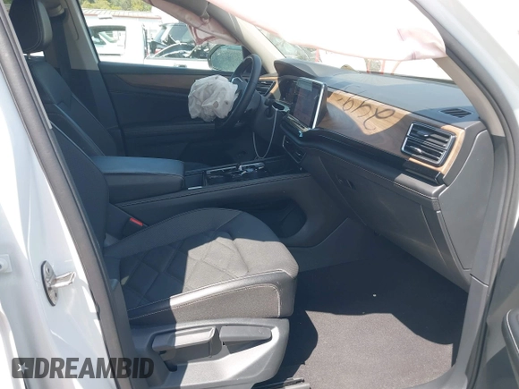 2024 Volkswagen Atlas SE z VIN 1V2HR2CA7RC532493, wystawiony jako IAAI lot #41970251 z przebiegiem 32 124 mil mil oraz . Historia ofert i sprzedaży dostępna na DreamBid. Obrazek 5.