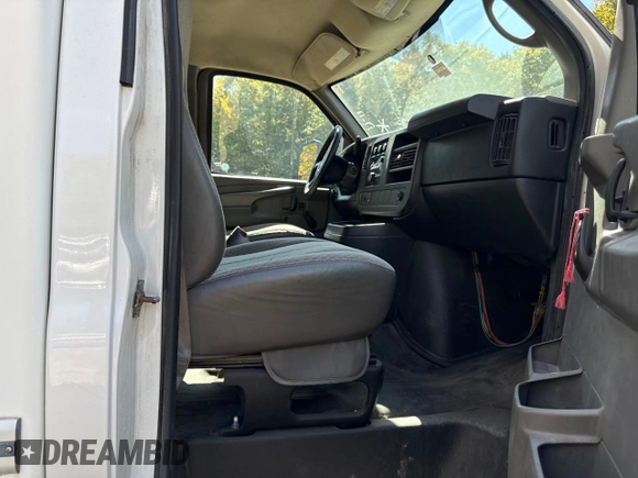2014 Chevrolet Express Commercial z VIN 1GB0G2CG8E1143526, wystawiony jako Copart lot #75367264 z przebiegiem 396 638 mil mil oraz Czysty tytuł • Clean title. Historia ofert i sprzedaży dostępna na DreamBid. Obrazek 5.