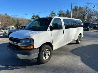 2020 Chevrolet Express Passenger LT z VIN 1GAZGPFG7L1266879, wystawiony jako Copart lot #83564544 z przebiegiem 20 943 mil mil oraz Tytuł czysty. Historia ofert i sprzedaży dostępna na DreamBid. Obrazek 1.