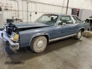 1987 Ford Crown Victoria z VIN 2FABP71F2HX156902, wystawiony jako Copart lot #74368944 z przebiegiem 77 708 mil mil oraz Szkody całkowita. Historia ofert i sprzedaży dostępna na DreamBid. Obrazek 1.